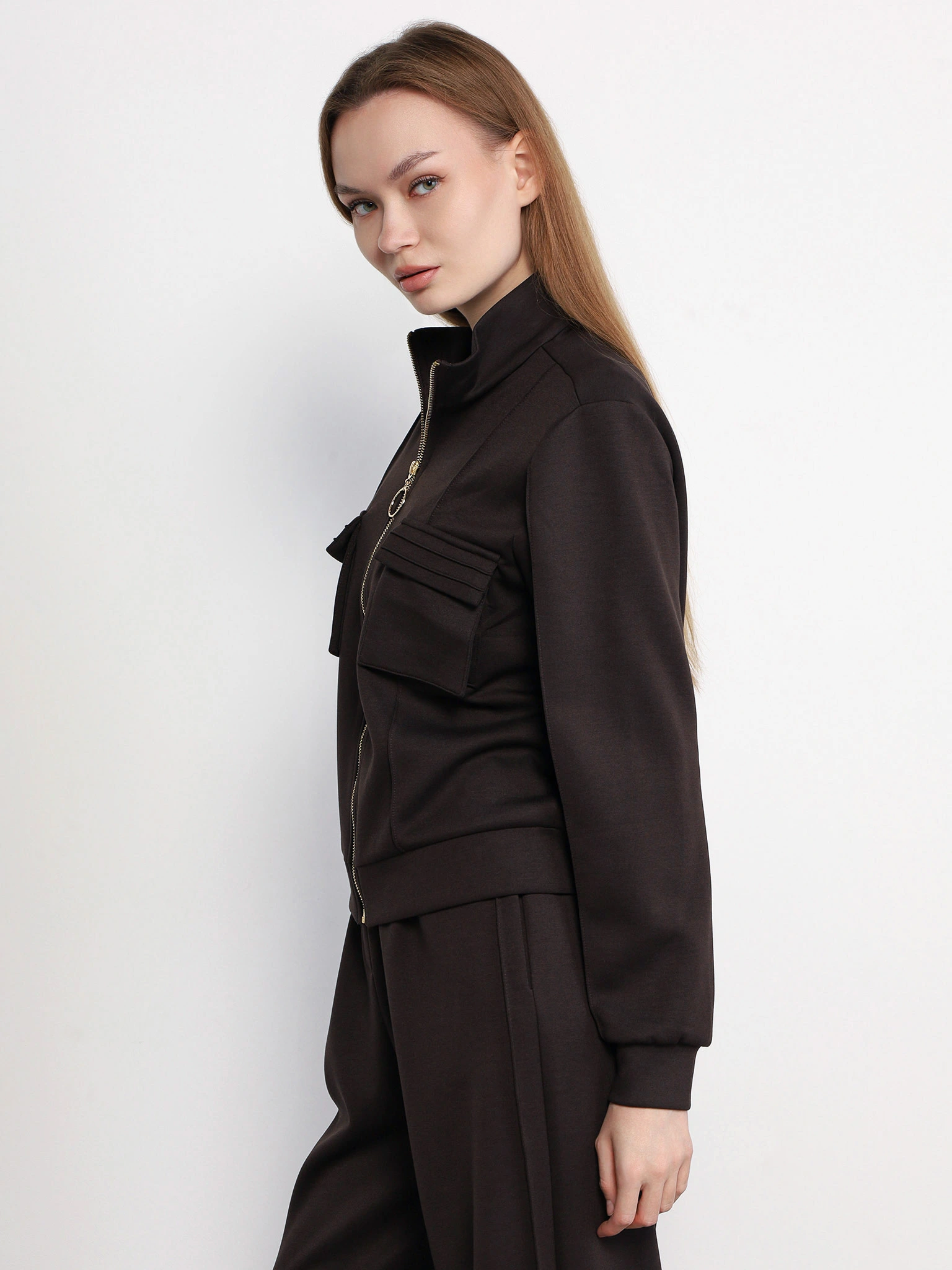 Куртка трикотажная темно-коричневого цвета с накладными карманами